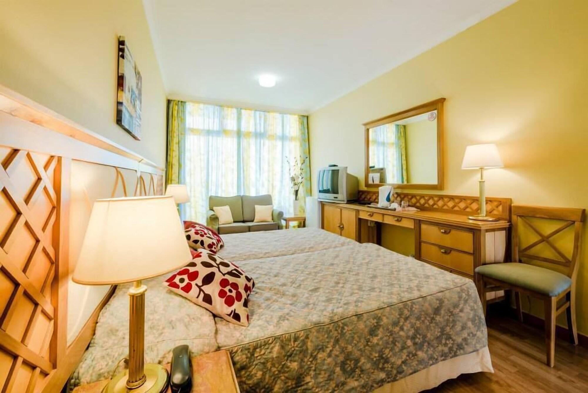Estella Hotel Apartments Лімасол Екстер'єр фото