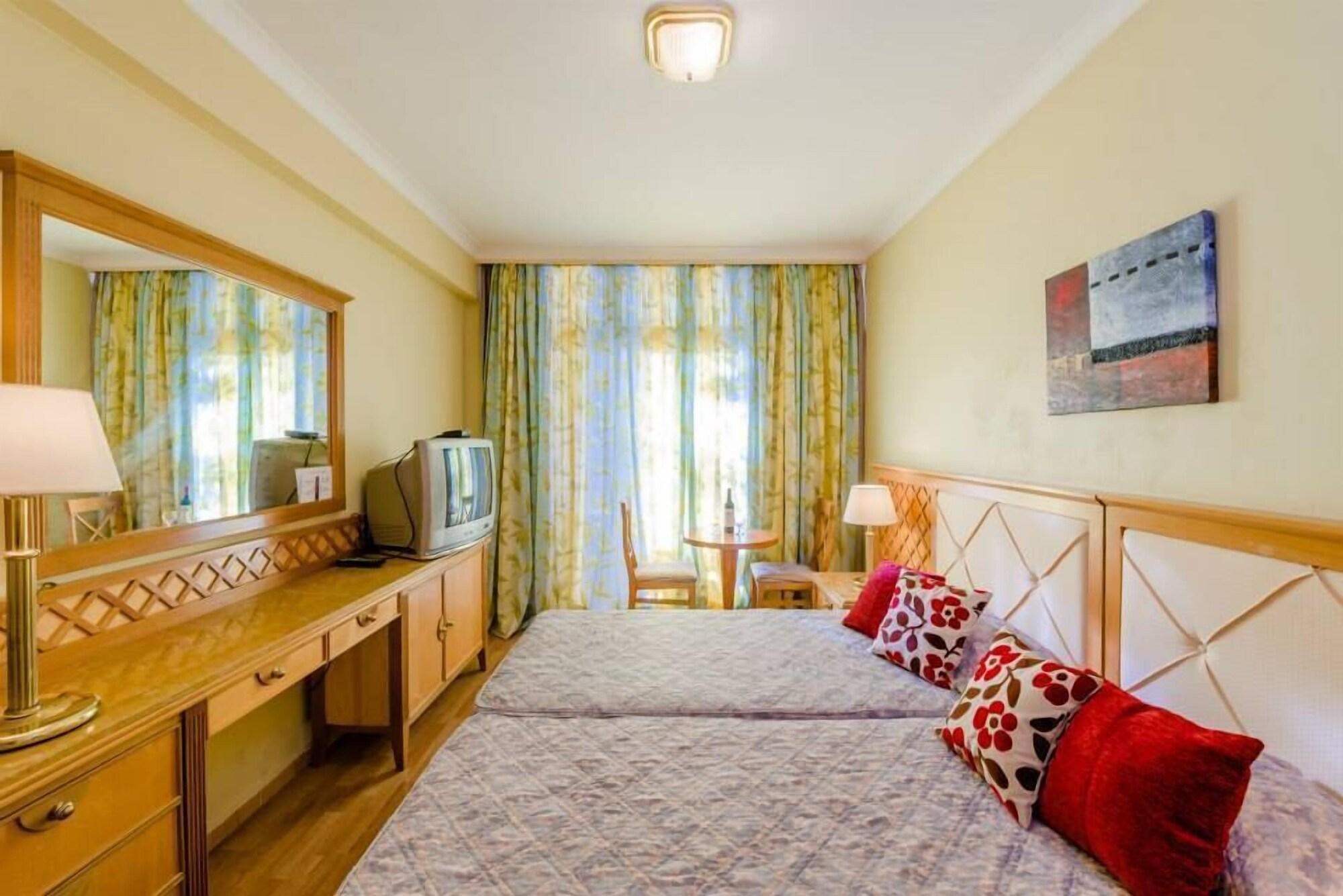 Estella Hotel Apartments Лімасол Екстер'єр фото