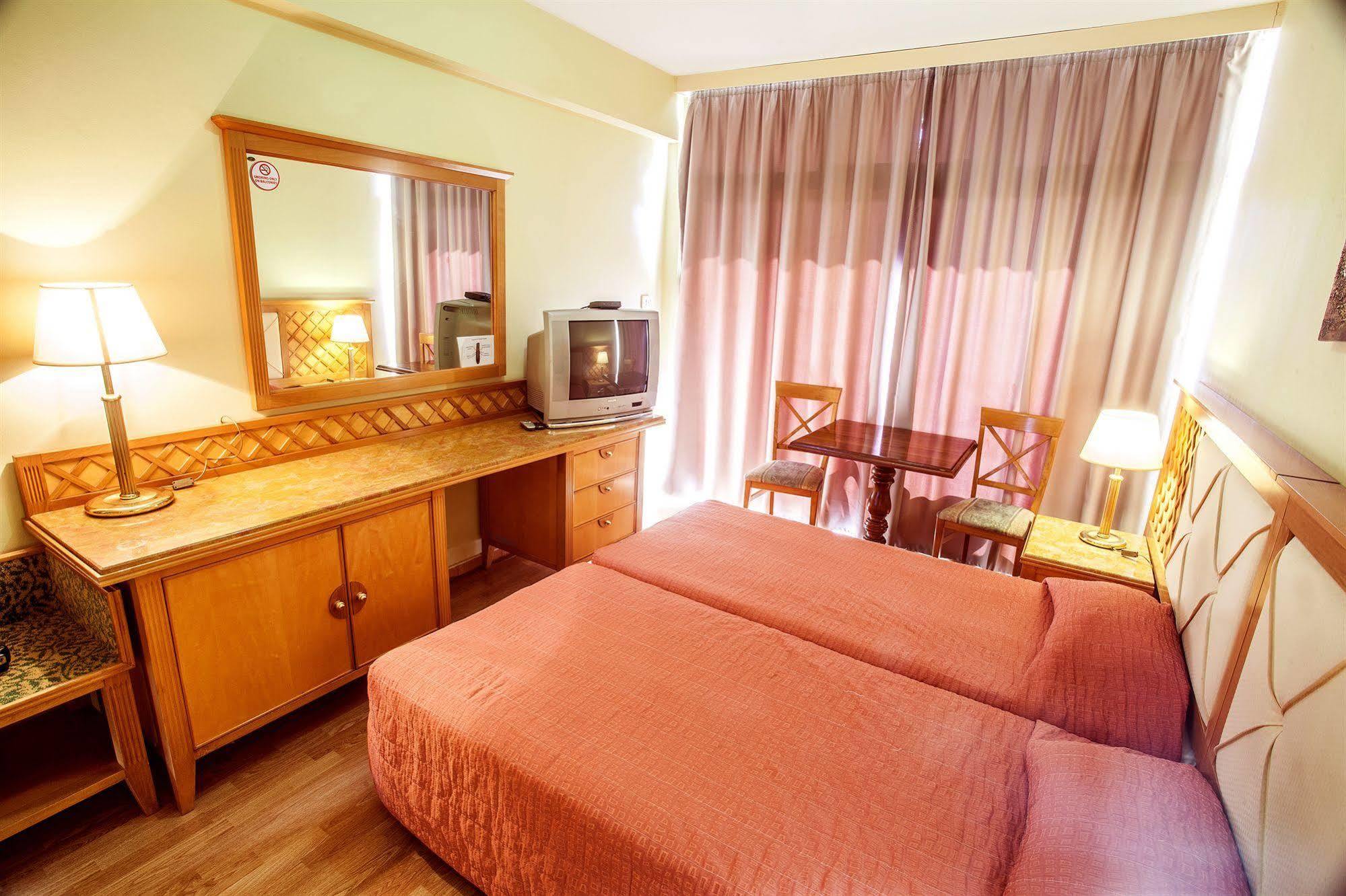 Estella Hotel Apartments Лімасол Екстер'єр фото